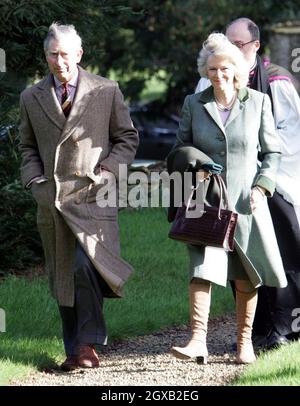 Der Prinz von Wales und seine Partnerin Camilla Parker Bowles werden von Reverend Christopher Mullholland empfangen, als sie am Sonntag, dem 13 2005. Februar, zu einem Gottesdienst in der St. Lawrence's Church in Didmarton, Gloucestershire, eintreffen. Anwar Hussein/allactiondigital.com Stockfoto