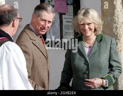 Der Prinz von Wales und seine Partnerin Camilla Parker Bowles werden von Reverend Christopher Mullholland empfangen, als sie am Sonntag, dem 13 2005. Februar, zu einem Gottesdienst in der St. Lawrence's Church in Didmarton, Gloucestershire, eintreffen. Anwar Hussein/allactiondigital.com Stockfoto