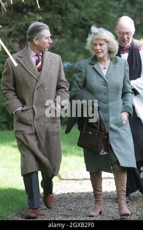 Der Prinz von Wales und seine Partnerin Camilla Parker Bowles werden von Reverend Christopher Mullholland empfangen, als sie am Sonntag, dem 13 2005. Februar, zu einem Gottesdienst in der St. Lawrence's Church in Didmarton, Gloucestershire, eintreffen. Anwar Hussein/allactiondigital.com Stockfoto