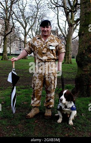 Buster, der Springer Spaniel, der Waffen und Sprengstoffe im Irak entdeckte, mit seinem Handler Sergeant Danny Morgan bei der Crufts National Launch Photcallt, Green Park. Stockfoto