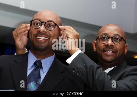 Howard Brown, der mit Halifax bebrillte Werbestar, enthüllt am Montag, dem 28. Februar, sein Doppel im Madame Tussauds, London. Stockfoto