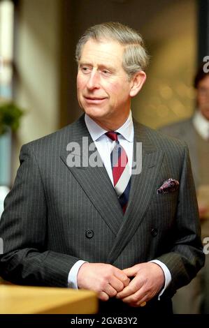 HRH, der Prinz von Wales, kommt, um dem herausragenden Craft Scholar des Jahres einen Preis zu überreicht, nachdem er am 24. Februar 2005 in London eine Ausstellung über die Arbeit der Craft Scholars in seiner Eigenschaft als Präsident der Prince's Foundation for the Built Environment in der Stiftung, Charlotte Street, England. Anwar Hussein/allactiondigital.com *** Ortsüberschrift *** Prinz Charles Stockfoto