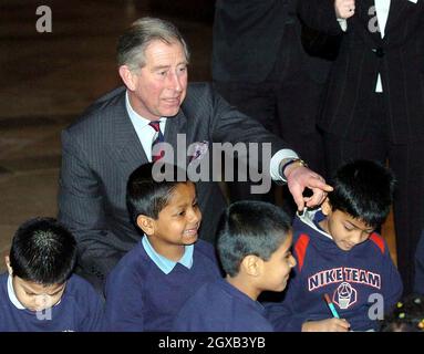 HRH der Prinz von Wales trifft Kinder der Christ Church Primary School, als er am 24. Februar 2005 in London, England, Restaurierungsarbeiten in Christchurch, Spitalfields, als Präsident der Prince's Foundation for the Built Environment, in East London ansieht. Anwar Hussein/allactiondigital.com *** Ortsüberschrift *** Prinz Charles Stockfoto