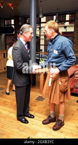 HRH, der Prinz von Wales, kommt, um dem herausragenden Craft Scholar des Jahres einen Preis zu überreicht, nachdem er am 24. Februar 2005 in London eine Ausstellung über die Arbeit der Craft Scholars in seiner Eigenschaft als Präsident der Prince's Foundation for the Built Environment in der Stiftung, Charlotte Street, England. Anwar Hussein/allactiondigital.com *** Ortsüberschrift *** Prinz Charles Stockfoto