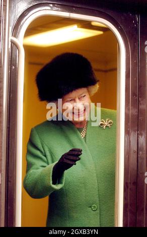 IHRE MAJESTÄT, DIE KÖNIGIN, WINKT DEN ZUSCHAUERN ZU, ALS SIE HEUTE NACHMITTAG DEN BAHNHOF BRISTOL TEMPLE MEADS IM ROYAL-ZUG VERLÄSST. Anwar Hussein/allactiondigital.com Stockfoto