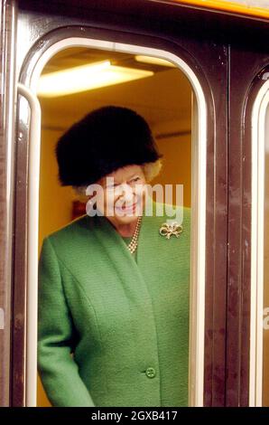 IHRE MAJESTÄT, DIE KÖNIGIN, WINKT DEN ZUSCHAUERN ZU, ALS SIE HEUTE NACHMITTAG DEN BAHNHOF BRISTOL TEMPLE MEADS IM ROYAL-ZUG VERLÄSST. Anwar Hussein/allactiondigital.com Stockfoto