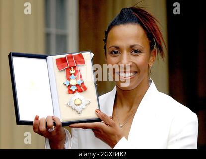 Die doppelte olympische Goldmedaillengewinnerin Dame Kelly Holmes im Buckingham Palace, London, nachdem sie ihre Dame Commander des Order of the British Empire von der britischen Königin Elizabeth II. Am Mittwoch, den 9. März 2005 empfangen hatte. Stockfoto