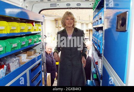 Camilla Parker Bowles schaut während eines Besuchs der Chippenham Polizeistation, ihrer örtlichen Polizeistation, in einen Bobby Van der Wiltshire Polizei, Mittwoch, 9. März 2005. Die Transporter werden von einer Wohltätigkeitsorganisation betrieben, die schutzbedürftigen Menschen und Opfern von Verbrechen hilft und ihren Sitz am Bahnhof hat. Der 57-Jährige, der Hauptfinanzierer und Schirmherr des Wiltshire Bobby Van Trust, sprach mit den Mitarbeitern des Projekts. Stockfoto