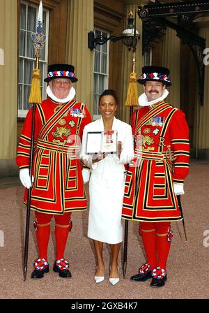 Die doppelte olympische Goldmedaillengewinnerin Dame Kelly Holmes im Buckingham Palace, London, nachdem sie ihre Dame Commander des Order of the British Empire von der britischen Königin Elizabeth II. Am Mittwoch, den 9. März 2005 empfangen hatte. Stockfoto