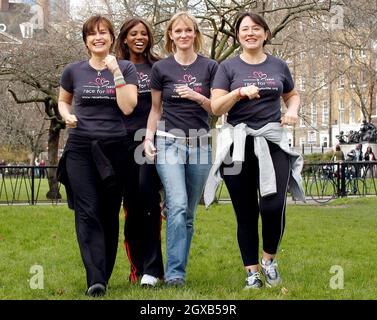 Emma Forbes, Shaznay Lewis, Hermione Norris und Arabella Weir starten am 16. März in Lincoln's Inn Fields, London, einen fünf Kilometer langen Charity Walk, Cancer Research UK. Stockfoto