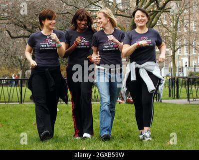 Emma Forbes, Shaznay Lewis, Hermione Norris und Arabella Weir starten am 16. März in Lincoln's Inn Fields, London, einen fünf Kilometer langen Charity Walk, Cancer Research UK. Stockfoto