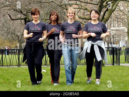 Emma Forbes, Shaznay Lewis, Hermione Norris und Arabella Weir starten am 16. März in Lincoln's Inn Fields, London, einen fünf Kilometer langen Charity Walk, Cancer Research UK. Stockfoto