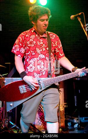 Fat Mike of Me First und The Gimme Gimmes treten bei Richard's on Richards in Vancouver auf. Stockfoto