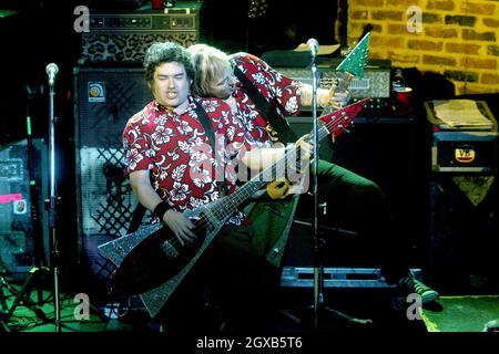 Fat Mike und ich First und The Gimme Gimmes treten bei Richard's on Richards in Vancouver auf. Stockfoto