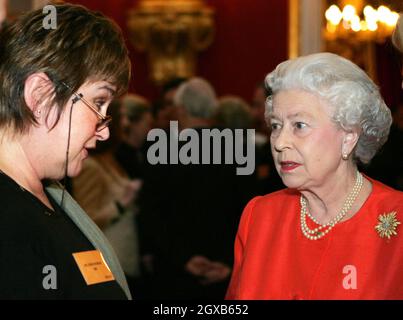 Die britische Königin Elizabeth II. Trifft sich am Montag, den 21. März 2005, mit der Radiomoderatorin Jenni Murray bei einem Empfang für den Royal Voluntary Service der Frauen im St. James's Palace im Zentrum von London. Anwar Hussein/allactiondigital.com Stockfoto