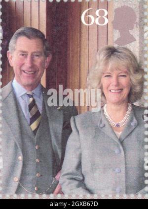 Royal Mail hat einige Briefmarken enthüllt, um der bevorstehenden Hochzeit von Prinz Charles und Camilla Parker Bowles zu gedenken. Beide werden am Tag der Hochzeit, dem 8.. April 2005, an die Öffentlichkeit verkauft. Die Briefmarken fangen das Paar in einer informellen und entspannten Stimmung ein und genießen ihre gemeinsame Zeit in Birkhall, der schottischen Residenz des Prinzen im Januar 2005, und bei einem öffentlichen Engagement im Mey in den schottischen Highlands, aufgenommen 2004. Bereitgestellt von Stockfoto