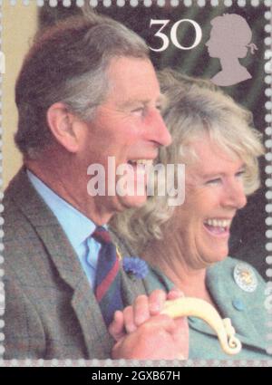 Royal Mail hat einige Briefmarken enthüllt, um der bevorstehenden Hochzeit von Prinz Charles und Camilla Parker Bowles zu gedenken. Beide werden am Tag der Hochzeit, dem 8.. April 2005, an die Öffentlichkeit verkauft. Die Briefmarken fangen das Paar in einer informellen und entspannten Stimmung ein und genießen ihre gemeinsame Zeit in Birkhall, der schottischen Residenz des Prinzen im Januar 2005, und bei einem öffentlichen Engagement im Mey in den schottischen Highlands, aufgenommen 2004. Bereitgestellt von Stockfoto