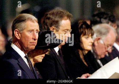 Der britische Prinz Charles (L) mit Camilla Parker-Bowles (2. L), der britische Premierminister Tony Blair (2. R) und seine Frau Cherie (R) bei einem Gottesdienst zum Gedenken an Papst Johannes Paul II. In der Londoner Westminster Cathedral am 4. April 2005. Papst Johannes Paul wird am 8. April in der Petersbasilika begraben, beschlossen die katholischen Kardinäle am Montag, als sie begannen, die Zukunft der Kirche nach dem Tod des Mannes, der sie ein Vierteljahrhundert lang geführt hatte, zu planen. Prinz Charles hat seine Ehe mit der langjährigen Geliebten Camilla Parker Bowles von Freitag auf Samstag verschoben, damit er an der Beerdigung von Papst Johannes Paul in Rom teilnehmen kann Stockfoto