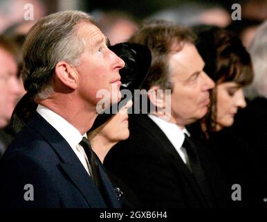 Der britische Prinz Charles (L) mit Camilla Parker-Bowles (2. L), der britische Premierminister Tony Blair (2. R) und seine Frau Cherie (R) bei einem Gottesdienst zum Gedenken an Papst Johannes Paul II. In der Londoner Westminster Cathedral. Stockfoto