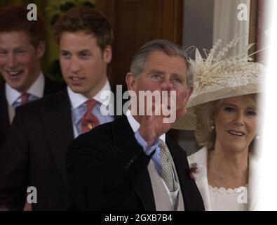Prinz Charles, Camilla Parker Bowles, Prinz William und Prinz Harry verlassen die Guildhall nach der Bürgerzeremonie zur königlichen Hochzeit. Anwar Hussein/allactiondigital.com Stockfoto