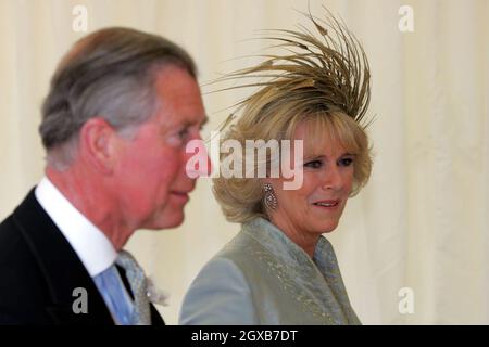 Prinz Charles und Camilla Parker Bowles kommen zur Segenszeremonie in der St. George's Chapel an. Die königliche Hochzeit fand am 9. April 2005 in Windsor statt. Anwar Hussein/allactiondigital.com Stockfoto