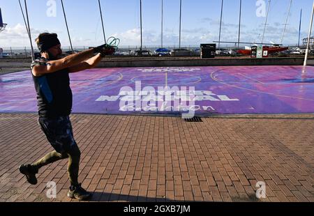 Brighton UK 2. Oktober 2021 - ein Läufer am frühen Morgen in der Sonne an der Küste von Brighton nach einer Nacht mit starken Regenfällen und starken Winden im Südosten von Großbritannien : Credit Simon Dack / Alamy Live News Stockfoto