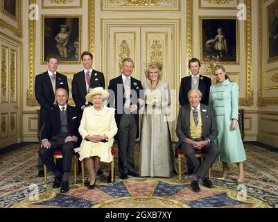 Der Prinz von Wales und seine neue Braut Camilla, Herzogin von Cornwall, mit ihren Familien (L-R hintere Reihe) Prinz Harry, Prinz William, Tom und Laura Parker Bowles (L-R vordere Reihe) Herzog von Edinburgh, die britische Königin Elizabeth II und Camilla's Vater Major Bruce Shand, Nach der Hochzeitszeremonie im White Drawing Room des Windsor Castle. Stockfoto