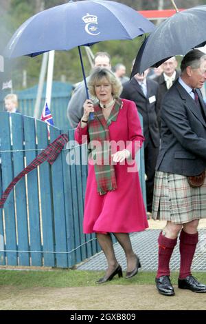 Das Königspaar Prince Charles und Camilla, Herzogin von Cornwall (bekannt als die Herzogin von Rothesay in Schottland) nehmen sich von ihren Flitterwochen in Birkhall auf dem Aberdeenshire Estate der Queen Zeit, um am 14. April ihre erste gemeinsame offizielle Verlobung zum Monaltria Park-Kinderspielplatz in Ballater bei Balmoral zu Unternehmen. 2005 in Aberdeenshire, Schottland. Anwar Hussein/allactiondigital.com *** Ortsüberschrift *** Prinz Charles; Herzogin von Rothesay Stockfoto