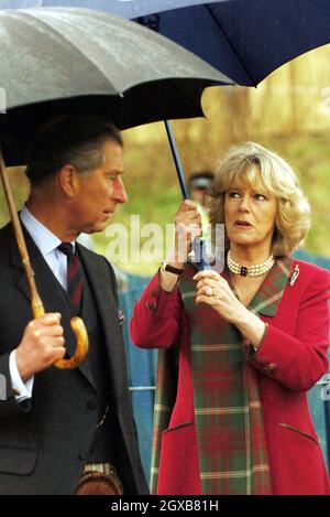 Das Königspaar Prince Charles und Camilla, Herzogin von Cornwall (bekannt als Herzogin von Rothesay in Schottland) nehmen sich von ihren Flitterwochen in Birkhall auf dem Aberdeenshire Estate der Queen Zeit, um am 14. April ihre erste gemeinsame offizielle Verlobung zum Monaltria Park-Kinderspielplatz in Ballater bei Balmoral zu Unternehmen. 2005 in Aberdeenshire, Schottland. Anwar Hussein/allactiondigital.com *** Ortsüberschrift *** Prinz Charles; Herzogin von Rothesay Stockfoto