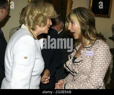 Die Herzogin von Cornwall mit der Opernsängerin Lesley Garrett bei einem Empfang für die Breakthrough Cancer Charity im Clarence House. Anwar Hussein/allactiondigital.com Stockfoto