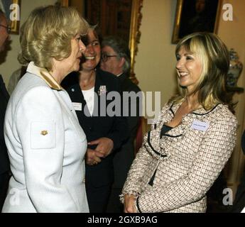 Die Herzogin von Cornwall mit der Opernsängerin Lesley Garrett bei einem Empfang für die Breakthrough Cancer Charity im Clarence House. Anwar Hussein/allactiondigital.com Stockfoto