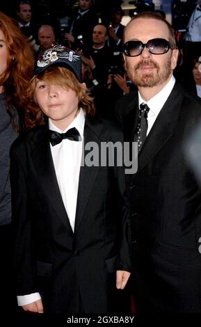 Eurythmics-Star DAVE STEWART & Familie Eurythmics-Star DAVE STEWART bei der Gala-Premiere von Star Wars - Revenge of the Sith - beim 58. Annual Film Festival de Cannes. Stockfoto