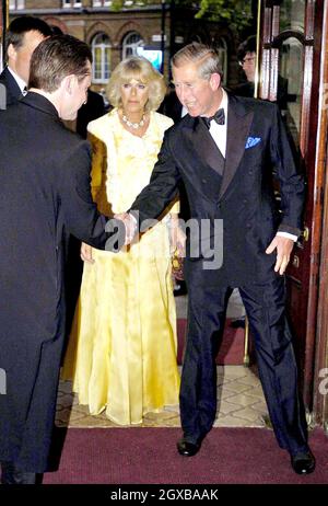 Prinz Charles und Camilla Herzogin von Cornwall kommen im Shaftesbury Theatre im Zentrum von London zur Gala-Aufführung von Far Pavilions an. Anwar Hussein/allactiondigital.com Stockfoto