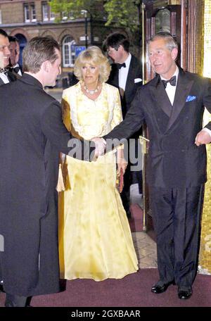 Prinz Charles und Camilla Herzogin von Cornwall kommen im Shaftesbury Theatre im Zentrum von London zur Gala-Aufführung von Far Pavilions an. Anwar Hussein/allactiondigital.com Stockfoto