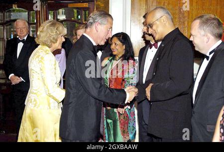 Prinz Charles und Camilla Herzogin von Cornwall kommen im Shaftesbury Theatre im Zentrum von London zur Gala-Aufführung von Far Pavilions an. Anwar Hussein/allactiondigital.com Stockfoto