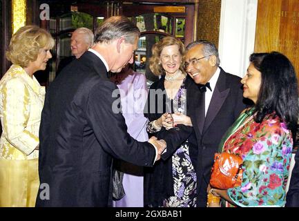 Prinz Charles und Camilla Herzogin von Cornwall kommen im Shaftesbury Theatre im Zentrum von London zur Gala-Aufführung von Far Pavilions an. Anwar Hussein/allactiondigital.com Stockfoto