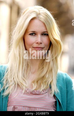 Claudia Schiffer nahm an der Kampagne Action Against Poverty Teil, die G8 Minister davor warnt, dass ihre Aktionen auf dem 14-tägigen Gipfel beobachtet werden. Das deutsche Supermodel, das vor dem Queen Elizabeth II Conference Center in London fotografiert wurde, sagte: „Als Mutter möchte ich alles tun, was ich kann, um dieser Kampagne zu helfen“. Stockfoto