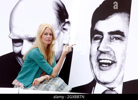 Claudia Schiffer nahm an der Kampagne Action Against Poverty Teil, die G8 Minister davor warnt, dass ihre Aktionen auf dem 14-tägigen Gipfel beobachtet werden. Das deutsche Supermodel, das vor dem Queen Elizabeth II Conference Center in London fotografiert wurde, sagte: „Als Mutter möchte ich alles tun, was ich kann, um dieser Kampagne zu helfen“. Stockfoto