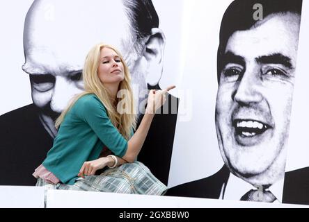 Claudia Schiffer nahm an der Kampagne Action Against Poverty Teil, die G8 Minister davor warnt, dass ihre Aktionen auf dem 14-tägigen Gipfel beobachtet werden. Das deutsche Supermodel, das vor dem Queen Elizabeth II Conference Center in London fotografiert wurde, sagte: „Als Mutter möchte ich alles tun, was ich kann, um dieser Kampagne zu helfen“. Stockfoto