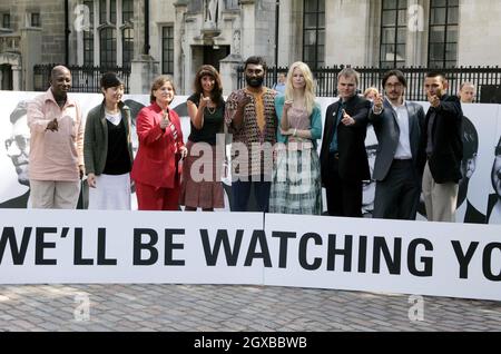 Claudia Schiffer nahm an der Kampagne Action Against Poverty Teil, die G8 Minister davor warnt, dass ihre Aktionen auf dem 14-tägigen Gipfel beobachtet werden. Das deutsche Supermodel, das vor dem Queen Elizabeth II Conference Center in London fotografiert wurde, sagte: „Als Mutter möchte ich alles tun, was ich kann, um dieser Kampagne zu helfen“. Stockfoto