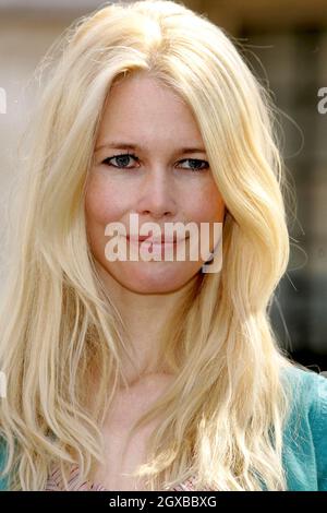 Claudia Schiffer nahm an der Kampagne Action Against Poverty Teil, die G8 Minister davor warnt, dass ihre Aktionen auf dem 14-tägigen Gipfel beobachtet werden. Das deutsche Supermodel, das vor dem Queen Elizabeth II Conference Center in London fotografiert wurde, sagte: „Als Mutter möchte ich alles tun, was ich kann, um dieser Kampagne zu helfen“. Stockfoto