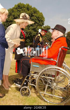 Die Herzogin von Cornwall spricht mit einer Rentnerin aus Chelsea, während sie an der jährlichen Gründertagsparade mit dem Prinzen von Wales im Royal Hospital, Chelsea, teilnahm Stockfoto