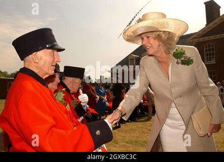 Die Herzogin von Cornwall spricht mit einer Rentnerin aus Chelsea, während sie an der jährlichen Gründertagsparade mit dem Prinzen von Wales im Royal Hospital, Chelsea, teilnahm Stockfoto