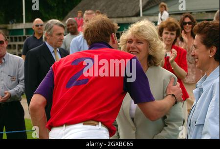 Prinz William küsst Camilla Duchess of Cornwall während des Burberry Cup im Cirencester Park Polo Club in Gloucestershire, England. Anwar Hussein/allactiondigital.com *** Lokale Bildunterschrift *** XXXX Stockfoto