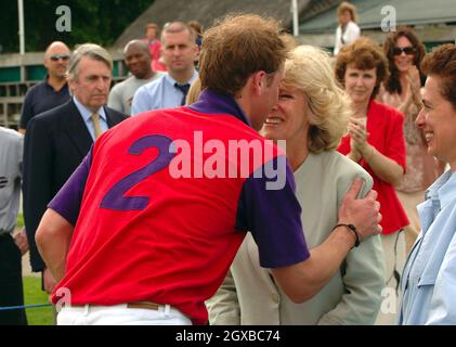 Prinz William küsst Camilla Duchess of Cornwall während des Burberry Cup im Cirencester Park Polo Club in Gloucestershire, England. Anwar Hussein/allactiondigital.com *** Lokale Bildunterschrift *** XXXX Stockfoto