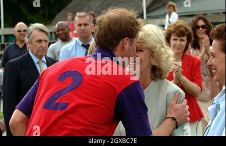 Prinz William küsst Camilla Duchess of Cornwall während des Burberry Cup im Cirencester Park Polo Club in Gloucestershire, England. Anwar Hussein/allactiondigital.com *** Lokale Bildunterschrift *** XXXX Stockfoto