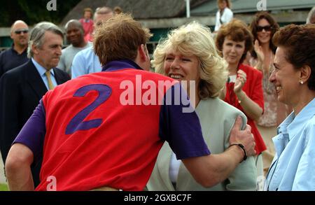 Prinz William küsst Camilla Duchess of Cornwall während des Burberry Cup im Cirencester Park Polo Club in Gloucestershire, England. Anwar Hussein/allactiondigital.com *** Lokale Bildunterschrift *** XXXX Stockfoto