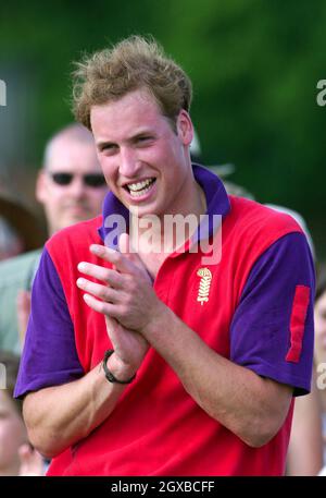 Prinz William lächelt, nachdem er am 19. Juni 2005 im Beaufort Hunt Polo Club in Tetbury, England, beim Calcot Manor Hotel Cup teilnimmt. Der Prinz feiert seinen 23. Geburtstag am Dienstag, den 21. Juni, und seine Abschlussfeier findet am Donnerstag, den 23. Juni, statt. Anwar Hussein/allactiondigital.com Stockfoto