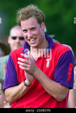 Prinz William lächelt, nachdem er am 19. Juni 2005 im Beaufort Hunt Polo Club in Tetbury, England, beim Calcot Manor Hotel Cup teilnimmt. Der Prinz feiert seinen 23. Geburtstag am Dienstag, den 21. Juni, und seine Abschlussfeier findet am Donnerstag, den 23. Juni, statt. Anwar Hussein/allactiondigital.com Stockfoto