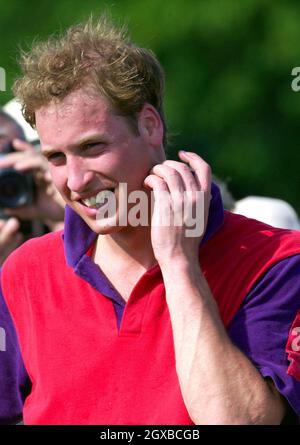 Prinz William lächelt, nachdem er am 19. Juni 2005 im Beaufort Hunt Polo Club in Tetbury, England, beim Calcot Manor Hotel Cup teilnimmt. Der Prinz feiert seinen 23. Geburtstag am Dienstag, den 21. Juni, und seine Abschlussfeier findet am Donnerstag, den 23. Juni, statt. Anwar Hussein/allactiondigital.com Stockfoto